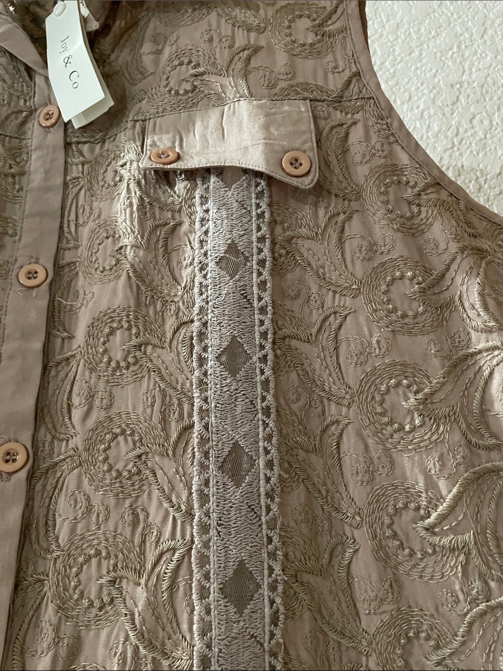 NWT JOY & CO Front Button collared Top. Camel color w embroidery, sleeveless Lg - Picture 4 of 10